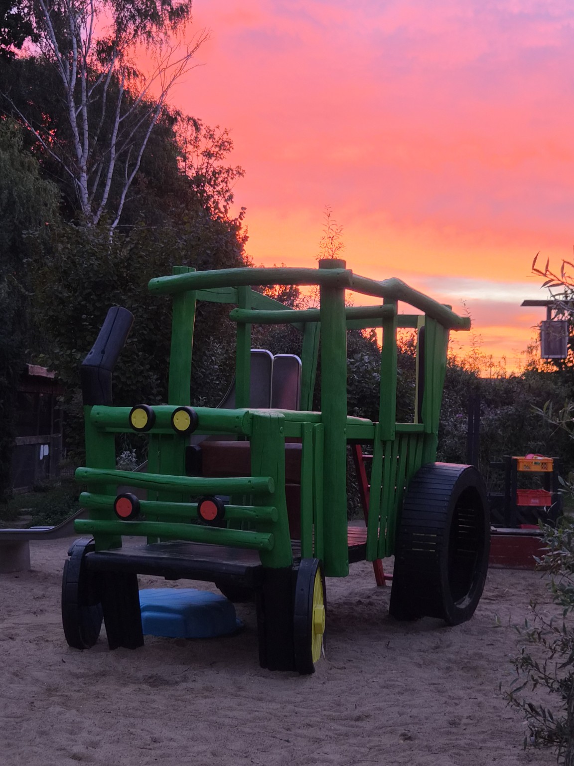 Unser grüner Spieltraktor im Abendlicht